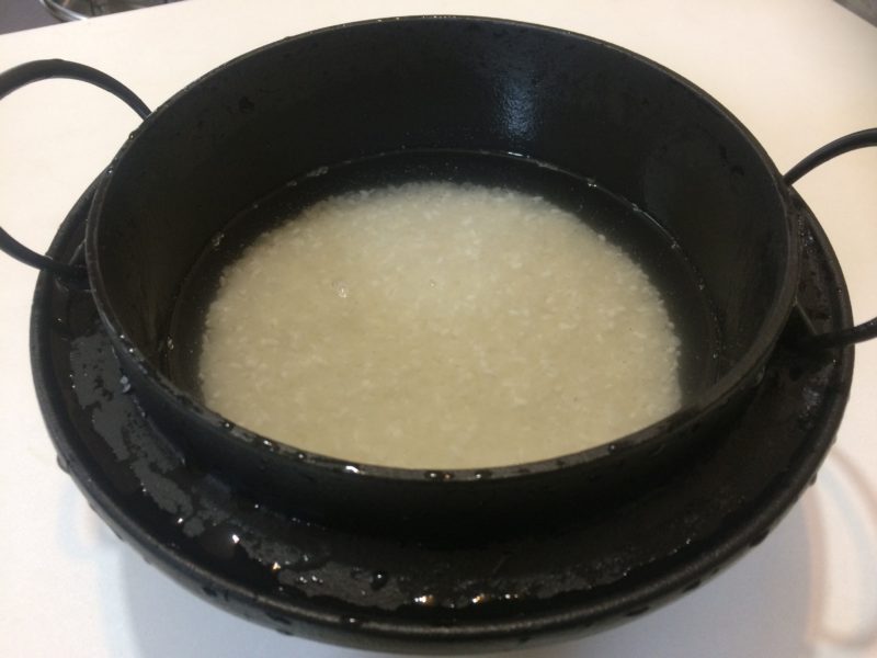 石油コンロと鉄鍋で炊飯 (1)
